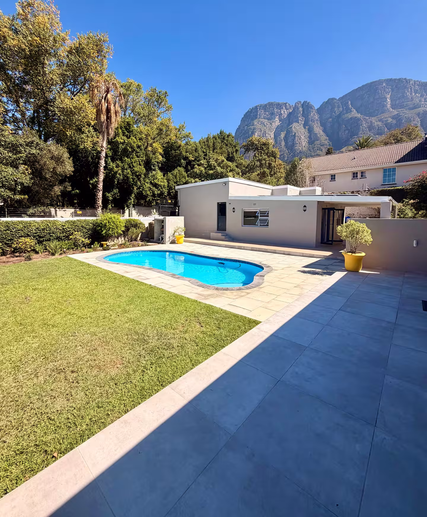 Swimming pool and landscaped garden at Newlands Cottage with views of Table Mountain in Newlands, Cape Town.
